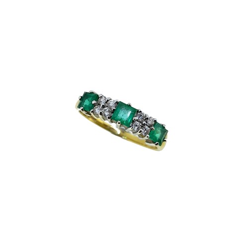 Lot 99 - An emerald and diamond ring
