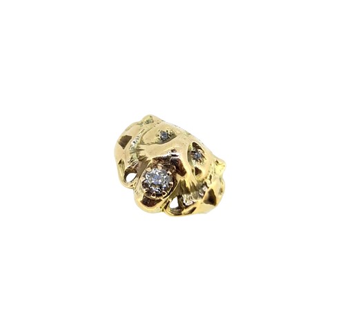 Lot 20 - A leopard's head diamond set dress ring
