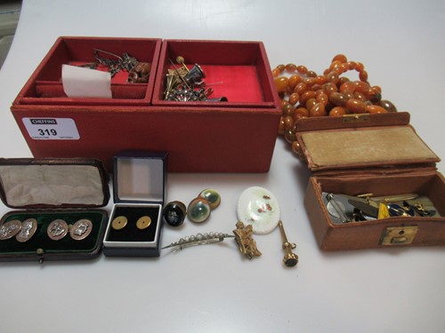 Lot 319 - A collection of jewellery and assorted items...