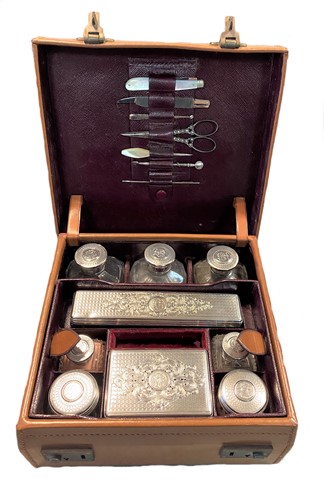 Lot 304 - A Victorian travelling vanity case