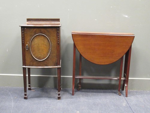 Lot 605 - An Edwardian oval mahogany Sutherland table,...