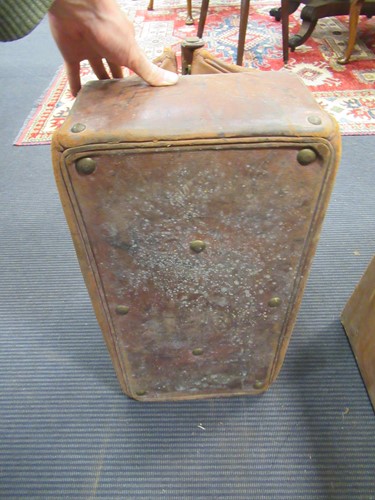 Lot 173 - A leather gladstone bag, two other leather...