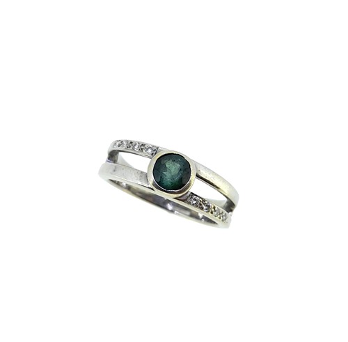 Lot 98 - A green tourmaline and diamond ring