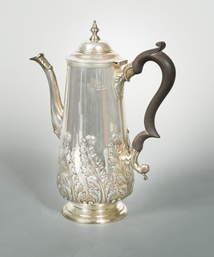 Lot 440 - An Edward VII silver coffee pot