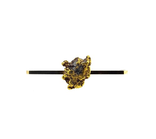 Lot 42 - A gold nugget bar brooch