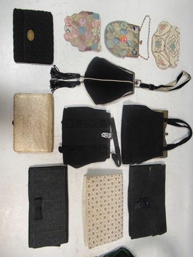 Lot 220 - 20th century clutch and other small purses. To...