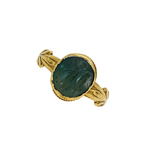 Lot 131 - A hardstone intaglio ring