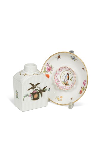 Lot 492 - An 18th century continental porcelain tea cannister