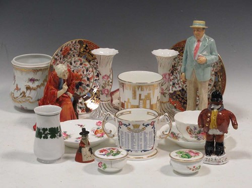 Lot 81 - A group of porcelain to include a Spoded...