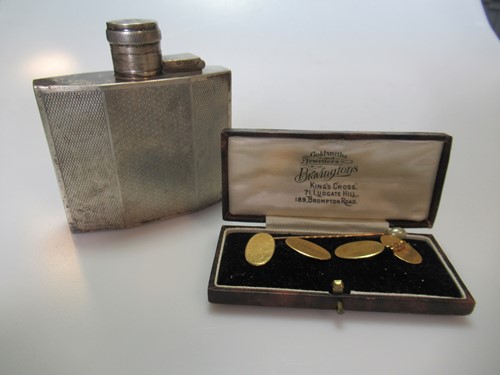 Lot 315 - A pair of hallmarked 18ct gold cufflinks, 5.8g...