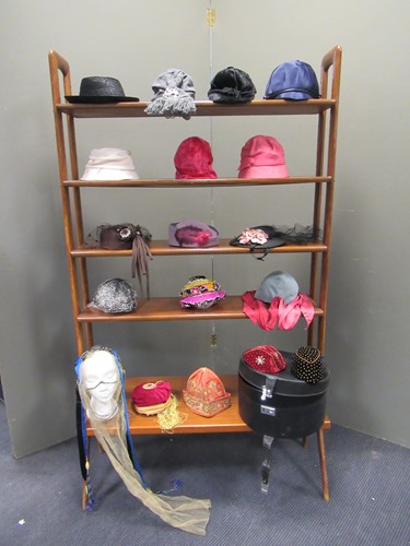 Lot 213 - A selection of various ladies' vintage hats....