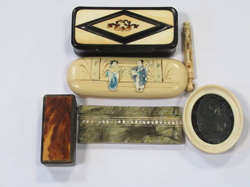 Lot 135 - A horn snuff box, an inlaid ebonised snuff box,...