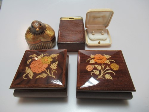 Lot 323 - A collection of costume jewellery and...