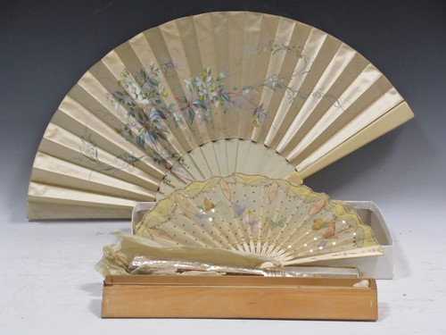 Lot 127 - An early 20th Century French fan with...
