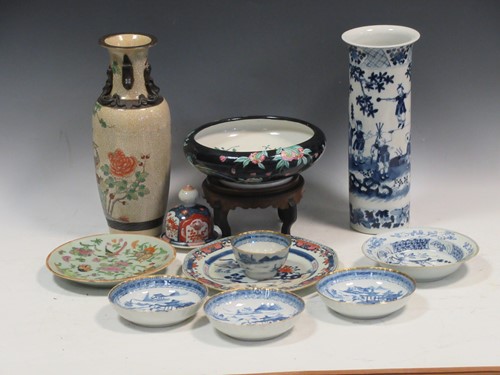 Lot 84 - Three Chinese blue and white export porcelain...