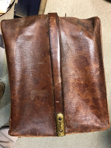 Lot 594 - An Edwardian oak grain leather Gladstone/overnight bag