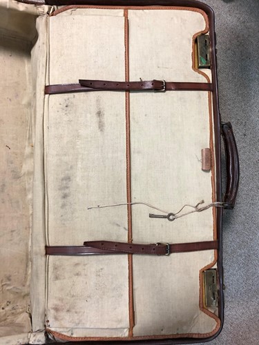 Lot 594 - An Edwardian oak grain leather Gladstone/overnight bag