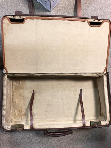 Lot 594 - An Edwardian oak grain leather Gladstone/overnight bag