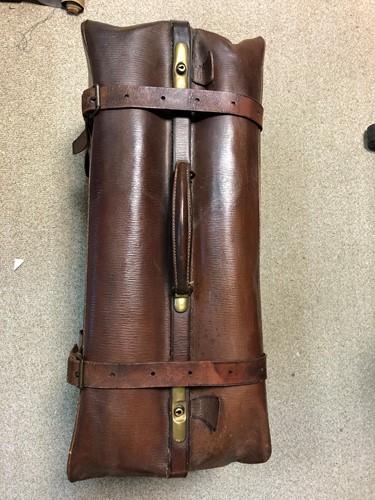 Lot 594 - An Edwardian oak grain leather Gladstone/overnight bag