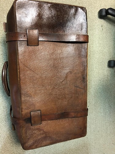 Lot 594 - An Edwardian oak grain leather Gladstone/overnight bag