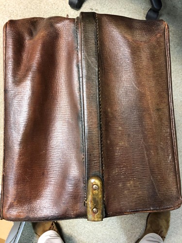 Lot 594 - An Edwardian oak grain leather Gladstone/overnight bag