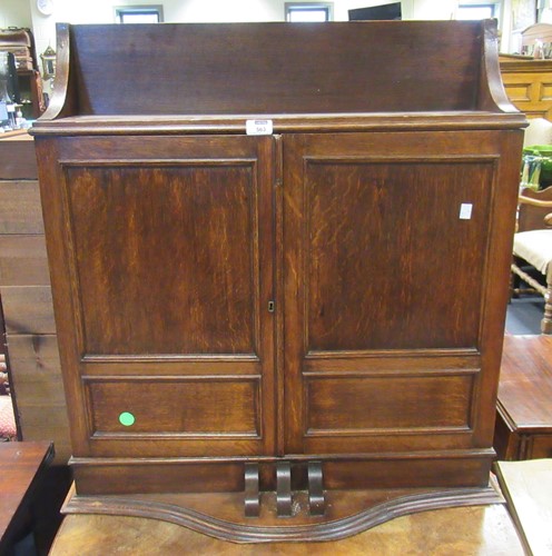 Lot 481 - An oak two door hanging cupboard 83 x 73 x 26cm