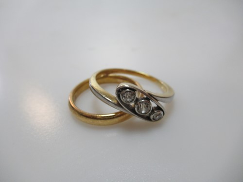 Lot 302 - A three stone diamond ring, unmarked, tested...
