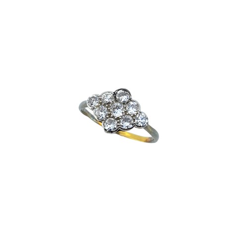 Lot 123 - A diamond plaque ring