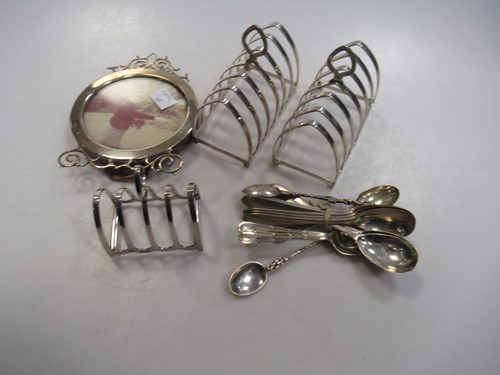 Lot 367 - A small silver toast rack, silver circular...