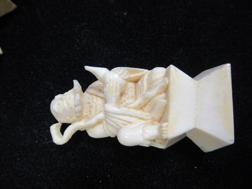 Lot 204 - An early 20th century Chinese ivory chess set,...