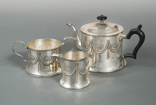 Lot 545 - An Edward VII silver three-piece bachelor's tea set