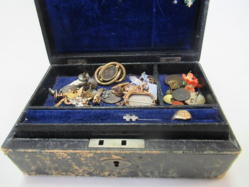 Lot 196 - A jewellery box containing a collection of...