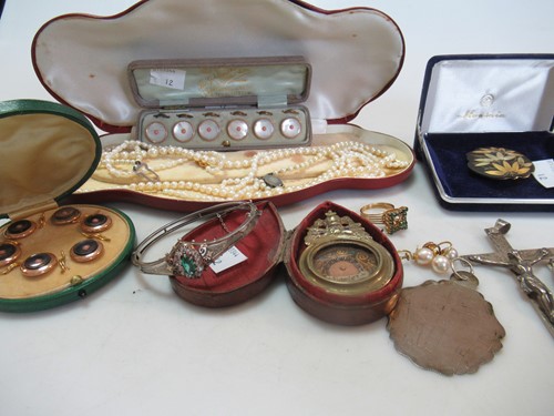 Lot 198 - A collection of jewellery including an emerald...