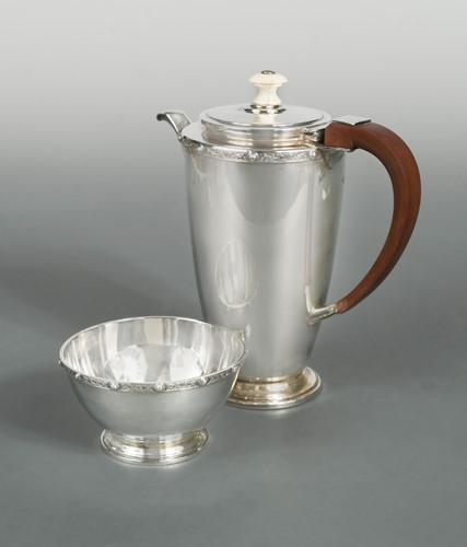 Lot 554 - A George V silver coffee jug and sugar bowl