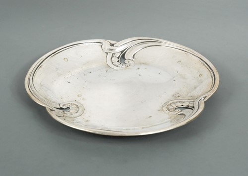 Lot 461 - An early 20th century Art Nouveau German metalwares silver dish