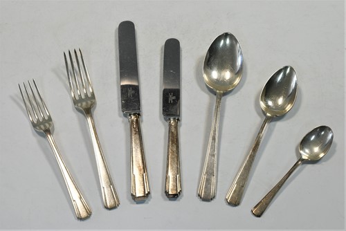 Lot 567 - A 37-piece harlequin set of 20th century silver cutlery and flatware