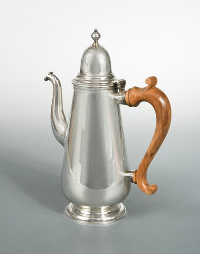 Lot 583 - A 20th century silver coffee pot