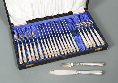 Lot 544 - A cased set of 12 pairs of Edward VII silver fish eaters