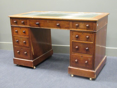 Lot 413 - A Victorian pedestal desk 73cm x 123cm x 60cm