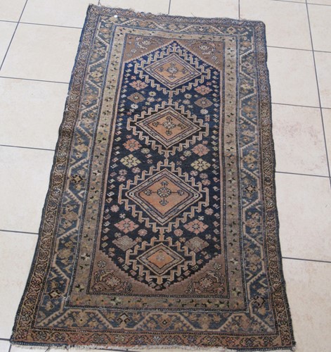Lot 590 - A Hamadan wool rug 200cm x 110cm