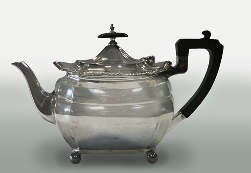 Lot 548 - A George V silver teapot