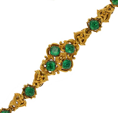 Lot 146 - A decorative bracelet set with green paste