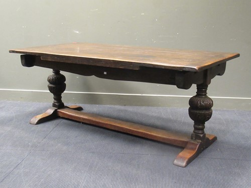 Lot 439 - An Early 20th Century oak draw leaf table in...