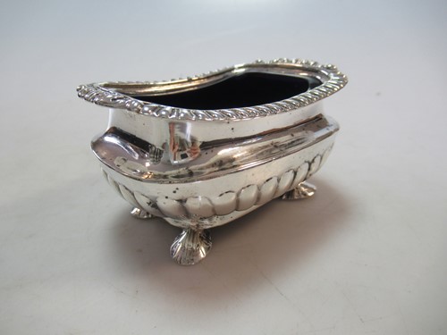 Lot 211 - A single George III silver salt with blue...