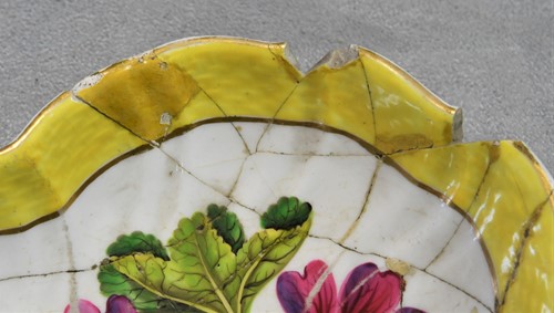 Lot 68 - An English porcelain part dessert service, circa 1800