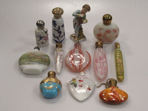 Lot 66 - A collection of 11 glass and ceramic scent...