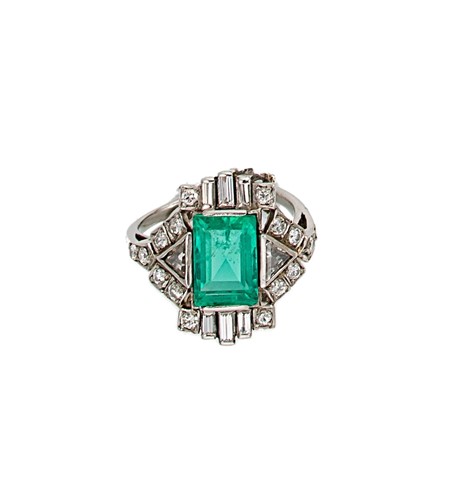 Lot 148 - An emerald and diamond tablet style cluster ring