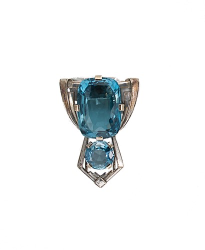 Lot 171 - An Art Deco aquamarine clip brooch