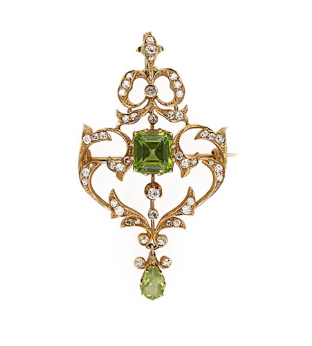 Lot 81 - An Art Nouveau peridot and diamond pendant/brooch