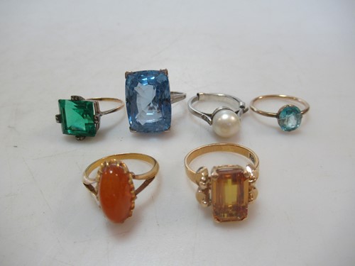 Lot 185 - A group of gemset rings, a synthetic spinel...